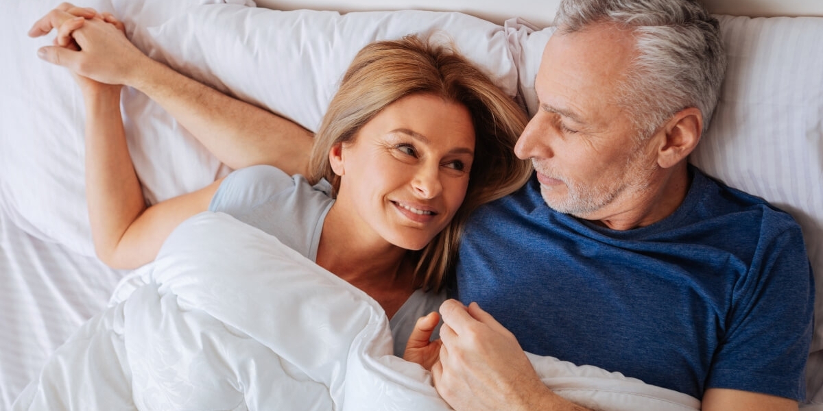 Marito e moglie over 50 ritrovano la complicità a letto grazie ai giochi di coppia
