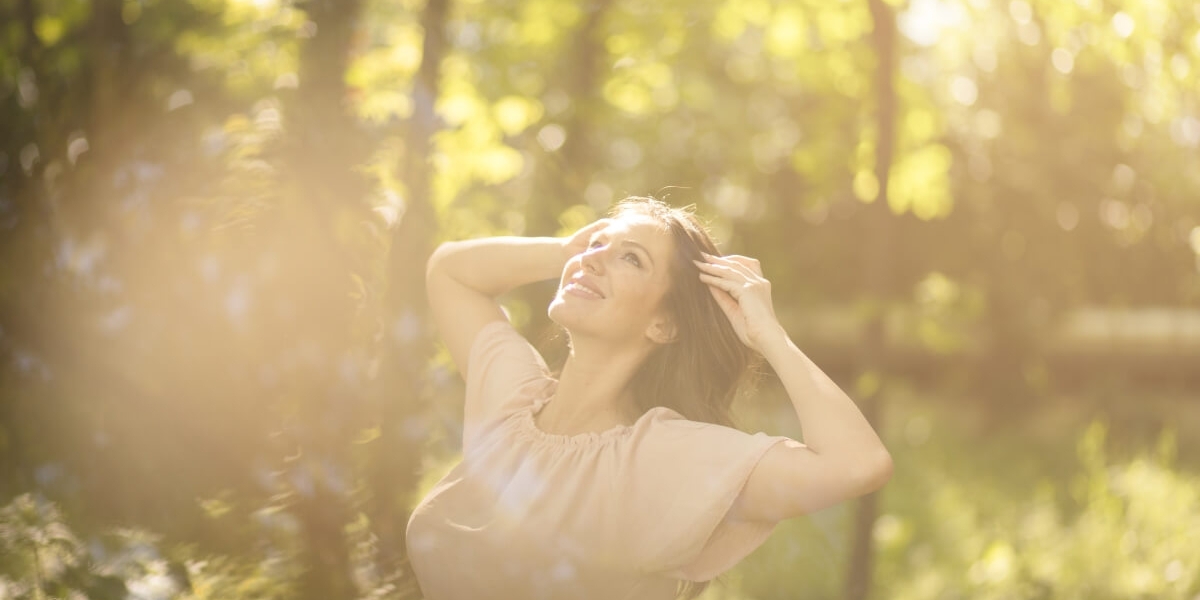 Donna in menopausa fa il pieno di vitamina D grazie ai raggi solari